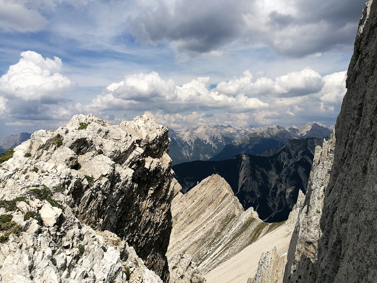 Karwendel Höhenweg Etappe 1 Reither Spitze Tirol Weitwanderung Ausblick auf dem Weg zur Reitherspitze