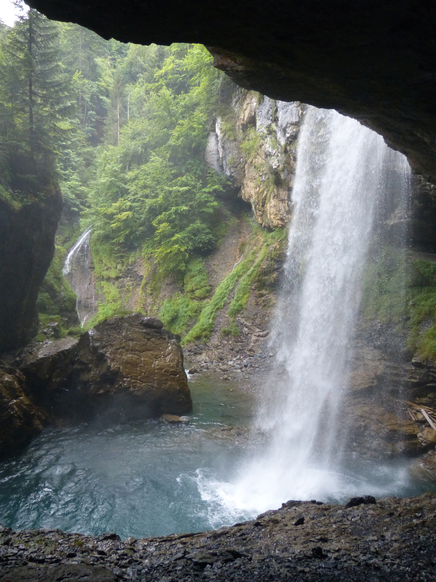 baerglistueber Wasserfall Glarner Land Schweiz