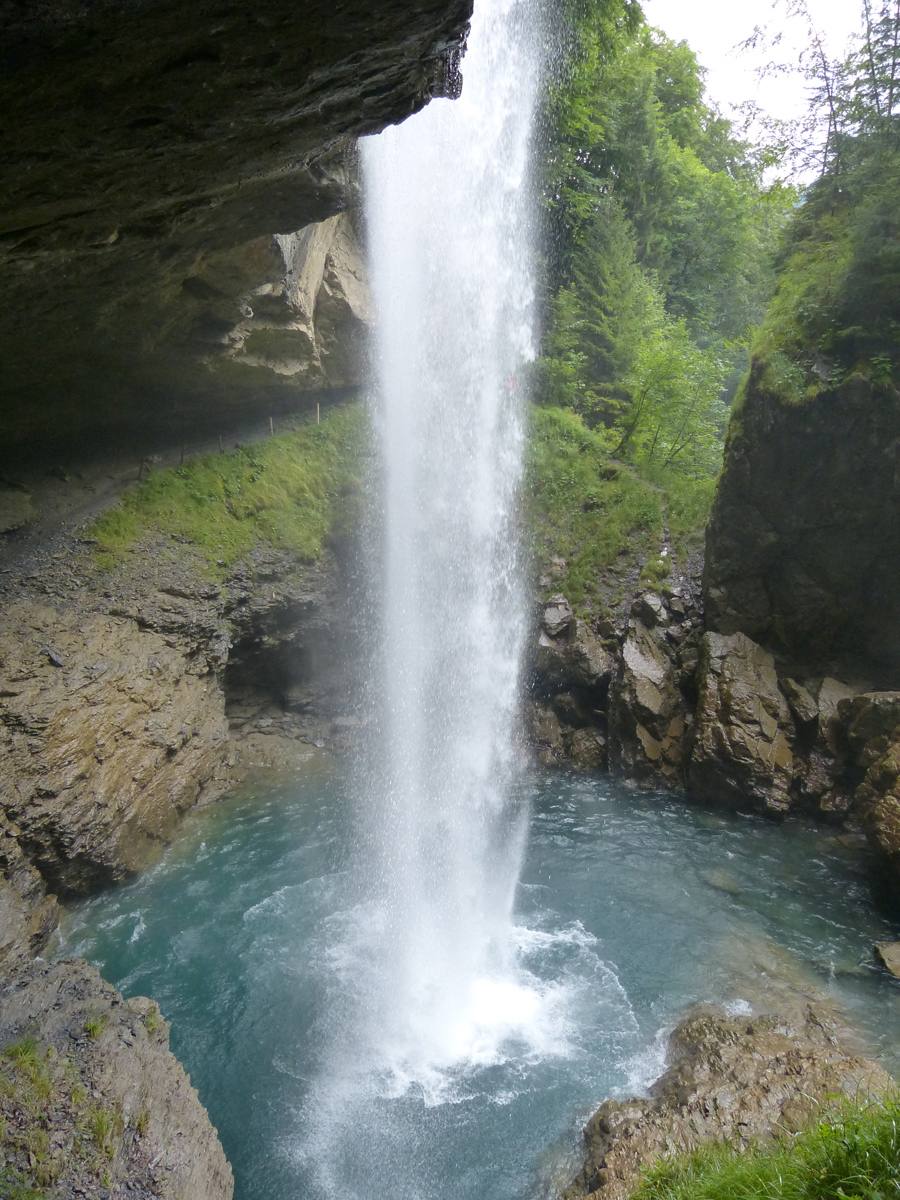 baerglistueber Wasserfall Glarner Land Schweiz